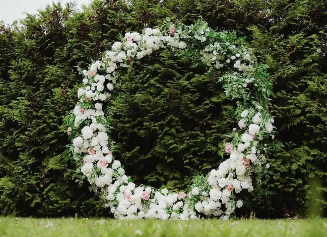 Arcadă florală rotundă din trandafiri albi și roz pal, decor ceremonie exterior