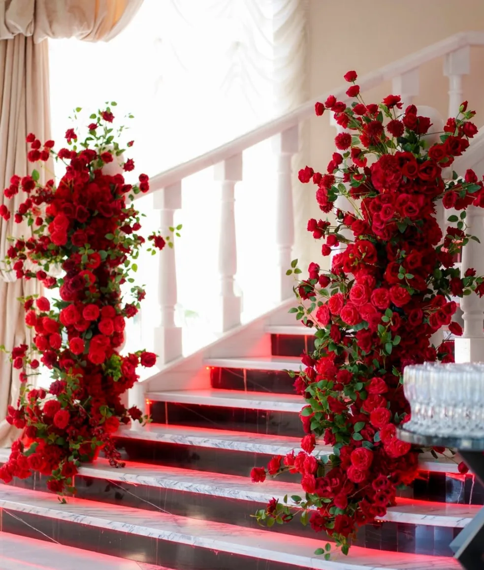 Trandafiri roșii dramatici pe o scară de marmură, decor eveniment de gală