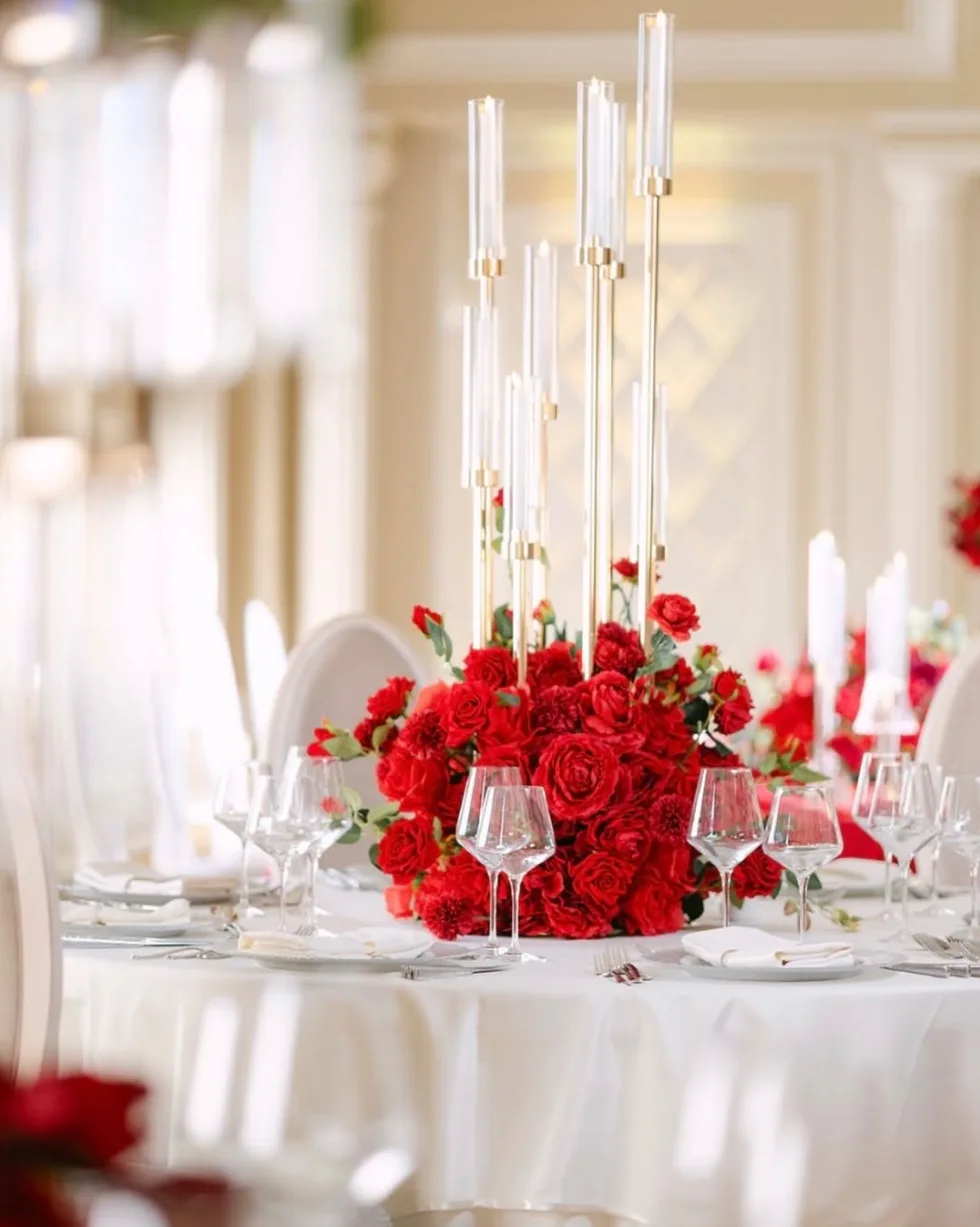 Candelabru floral din trandafiri roșii cu lumânări înalte, decor masă de gală