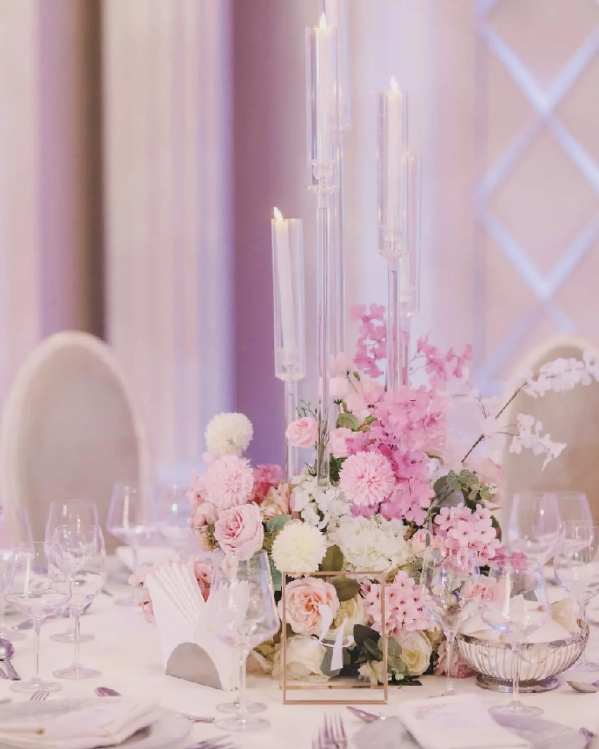 Centru de masă roz pudrat cu candelabre din sticlă și lumânări, decor rafinat
