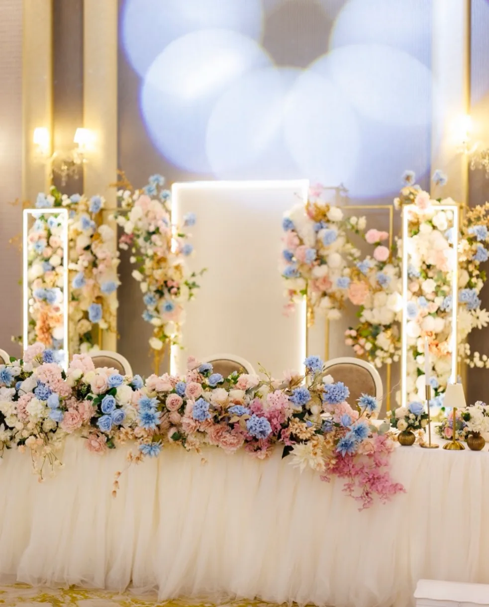 Prezidiu cu coloane florale albastru-roz-auriu și lumini LED, decor nuntă