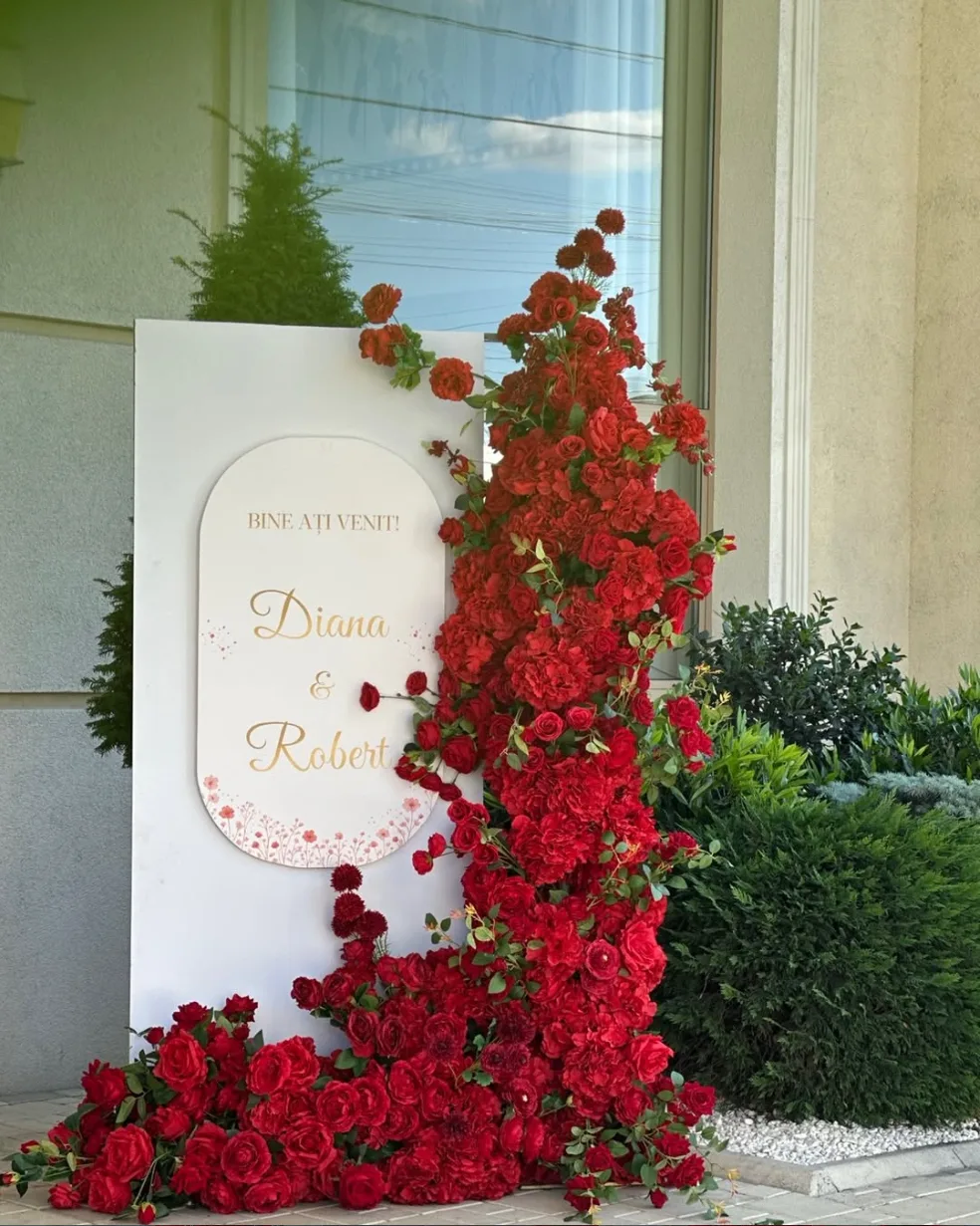Panou de bun venit personalizat cu trandafiri roșii cascadă, decor intrare nuntă