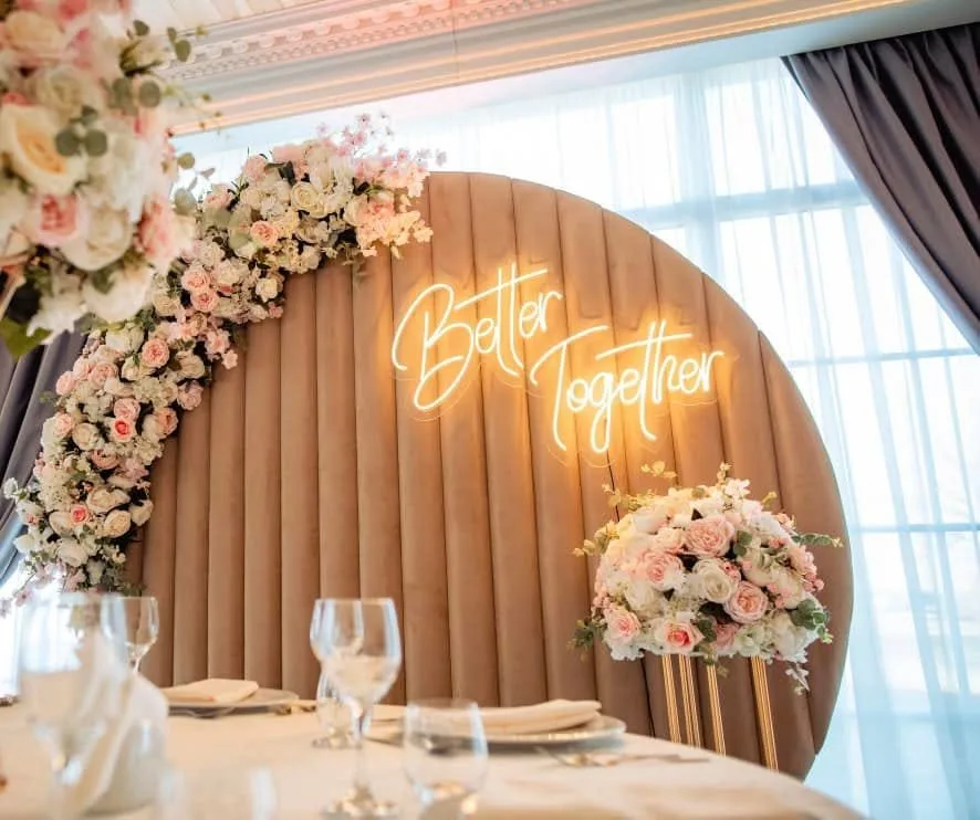 Decor tăblie capitonată cu neon personalizat și flori roz pudrat, colț foto nuntă