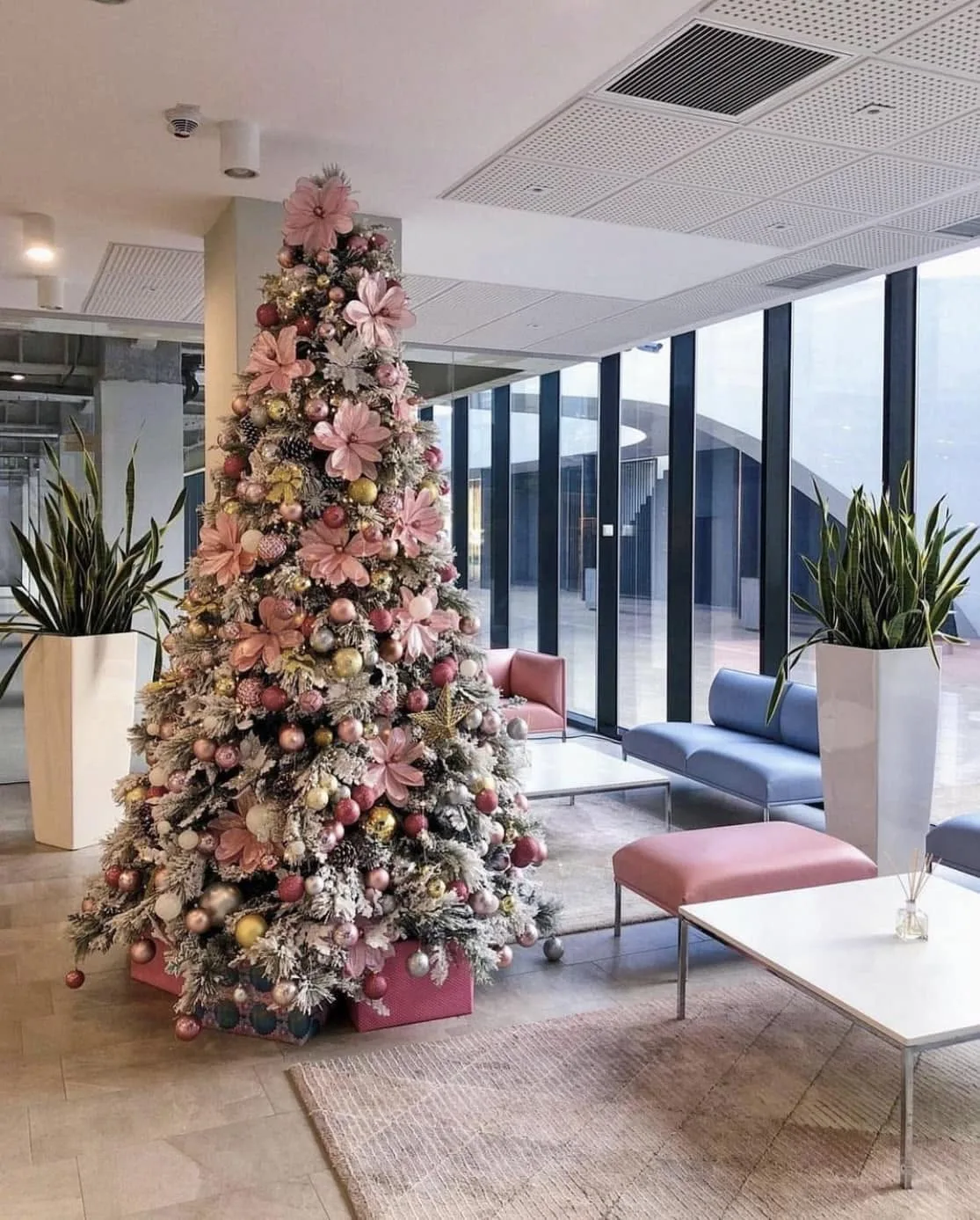 Brad de Crăciun cu flori roz pudrat și globuri, decor hol corporate
