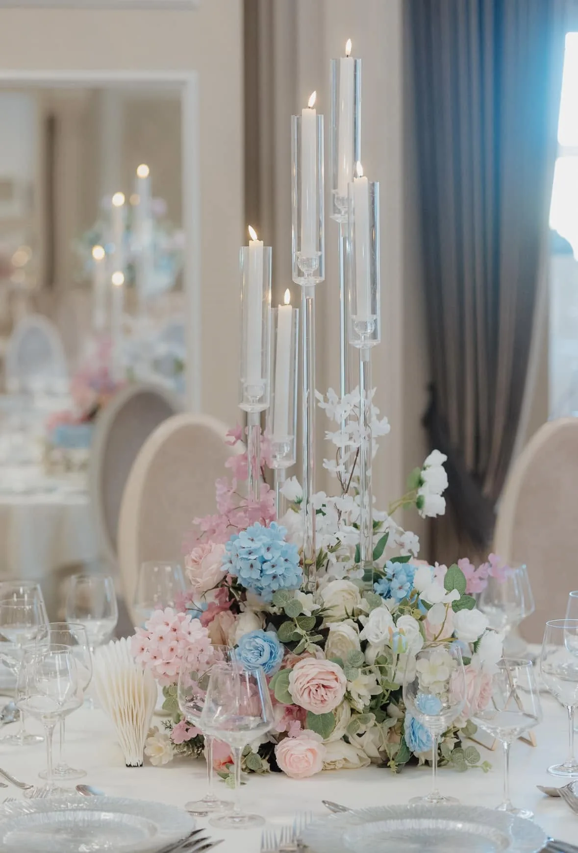 Candelabru din sticlă cu lumânări și flori pastel albastru-roz-alb, decor masă