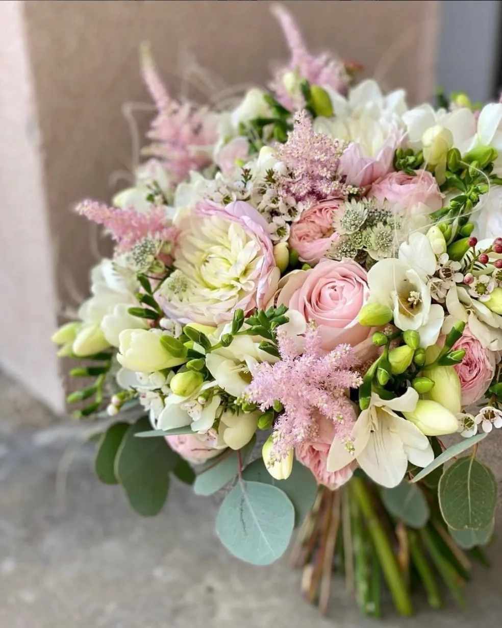 Buchet de mireasă din trandafiri roz și crem, frezii albe și eucalipt, decor Ruth Flowers