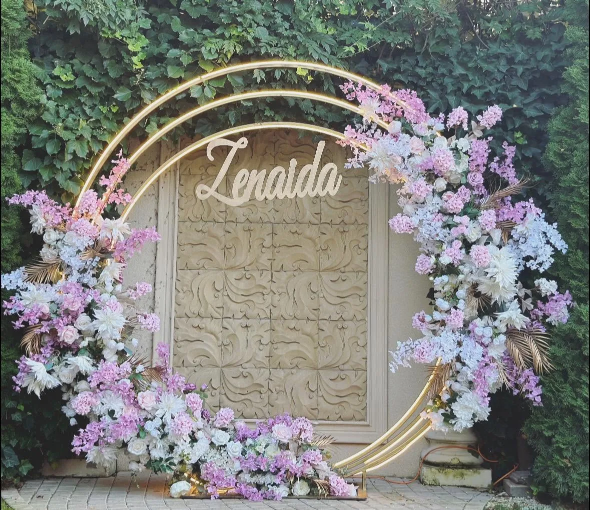 Photo corner personalizat cu arcadă florală lila și nume caligrafiat auriu, decor Ruth Flowers